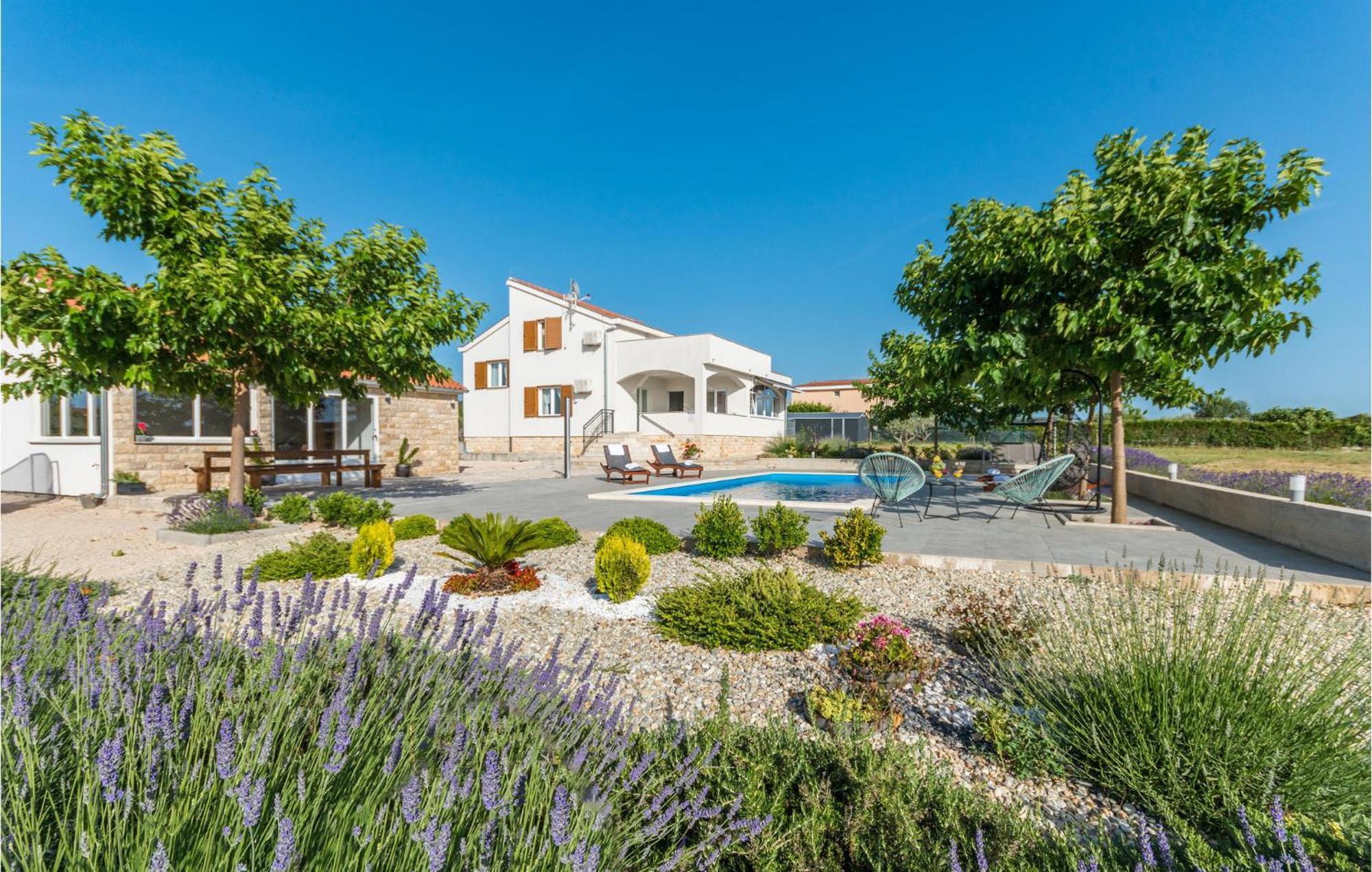 Cozy In With Outdoor Swimming Pool *